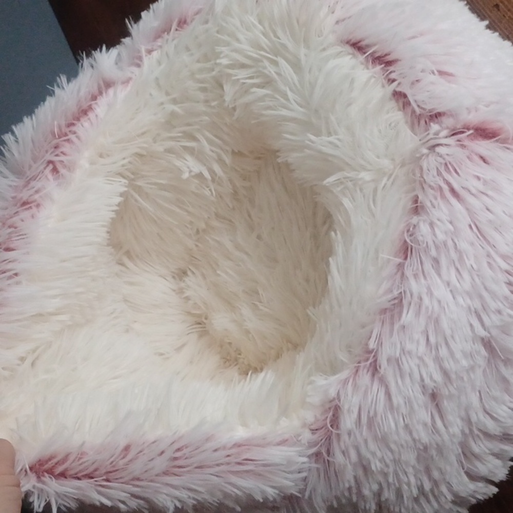 LAPCATZ Fluffy Pink and White Cat Bed